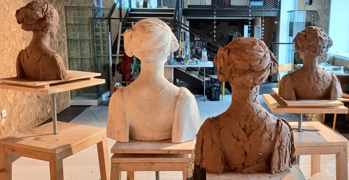 vue arrière bustes en argile 